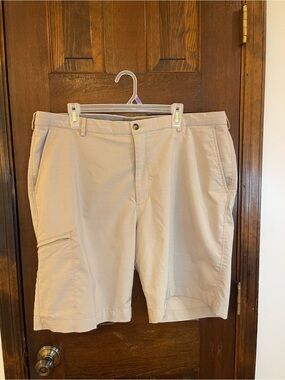 Greg Norman Men’s W40 Khaki Performance Golf Shorts Cargo Beige
